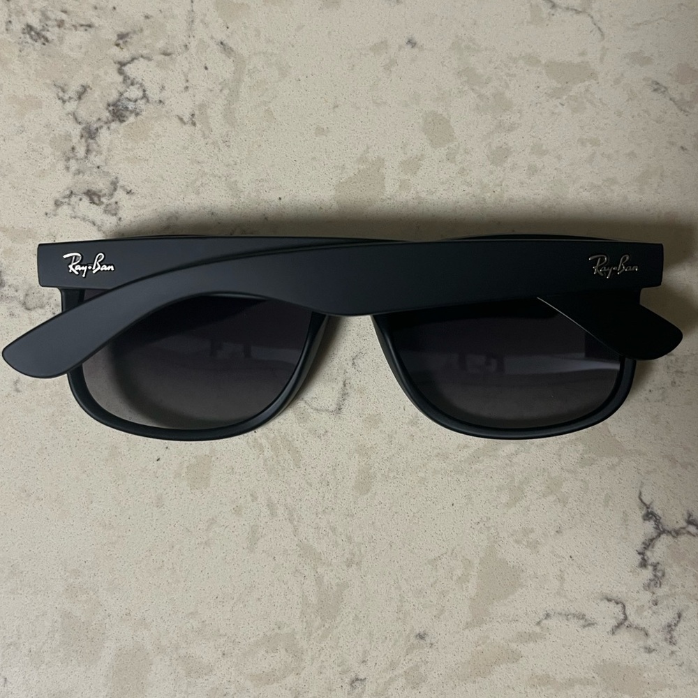 Ray-Ban Justin Black Polarized Gradient Grey Lens 54MM Sunglasses RB4165 622/T3 - Picture 8 of 10
